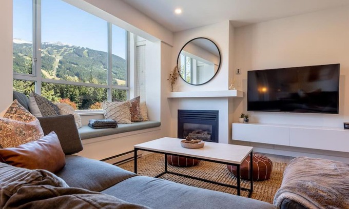 Village North Apartamento | Location with Views - 2BDR Penthouse Whistler Village
