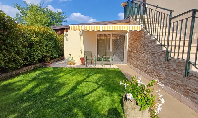 Ovest Apartamento | Locazione turistica - monolocale su giardino