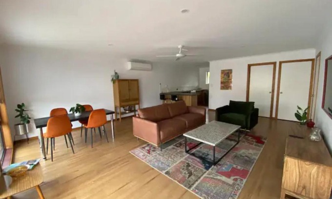 Inverloch Villa | Loch'd Inn - walking distance to town and beach