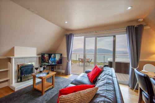 Kentallen Casa | Loch Linnhe Waterfront Lodges with Hot Tubs