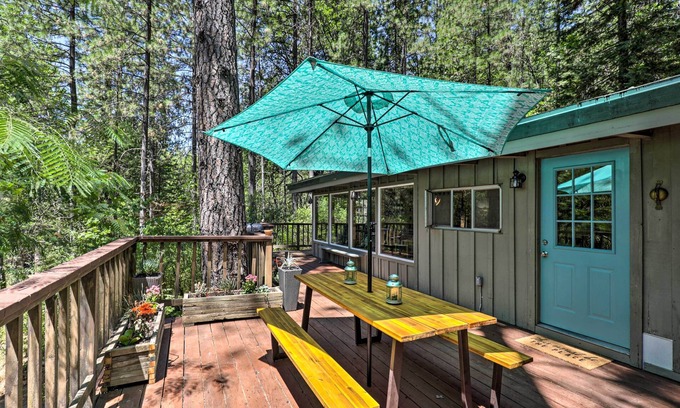 Middletown Cabina | Loch Lomond Cabin w/ Hot Tub, Near Wineries!
