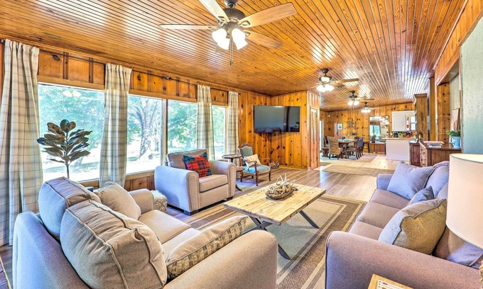 Grove Casa | 'Lochview Lodge' Idyllic Farmhouse in Grove!