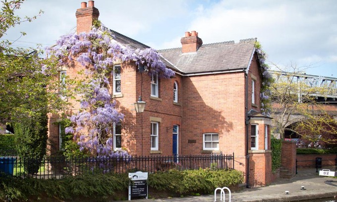 Castlefield Casa | Lock Keepers Cottage - Detached House in the city