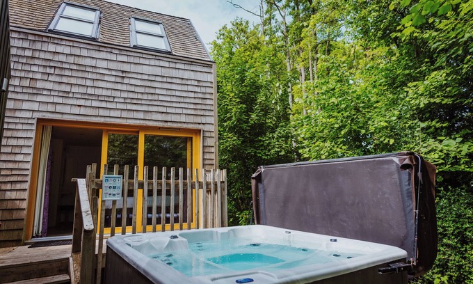Corfe Castle Cabaña | LODGE 17, pet friendly, with hot tub in Corfe Castle