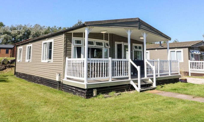 Yealand Conyers Cabaña | LODGE 17 SILVERDALE, pet friendly, with a garden in Carnforth