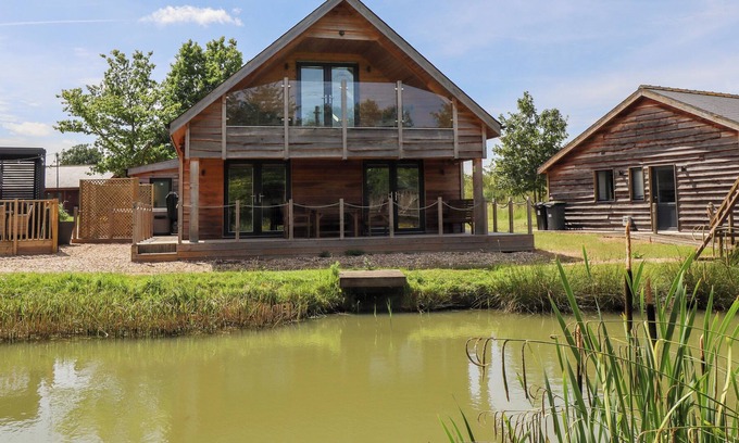 Aubourn Cabina | LODGE 24, pet friendly, with hot tub in South Hykeham