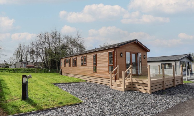 Saint Asaph Cabaña | LODGE 4, pet friendly, with pool in St Asaph