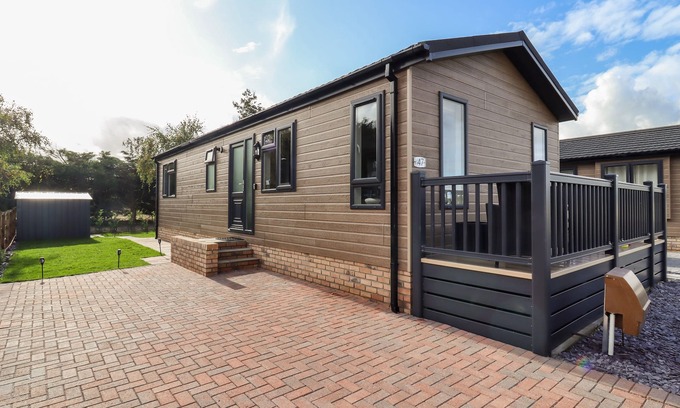 Martlesham Heath Cabaña | LODGE 47, family friendly, character holiday cottage in Bucklesham