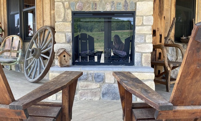 Hermann Cabina | LODGE AT SADDLE RIDGE. Just five minutes from Hermann.