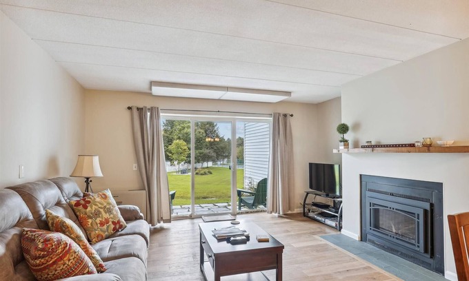 Stowe Area Condominio | Lodge Condo 26: slopeside 2 br, fireplace, free ski shuttle, summer pool!