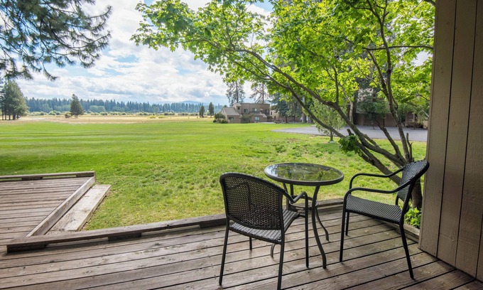 Black Butte Ranch Condominio | Lodge Condo Room with amazing views of the mountains and meadow