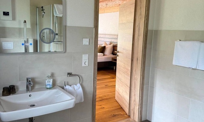 Neuhutten Apartamento | Lodge "Fuchs", living-bedroom - Waldzeit Café and Lodge