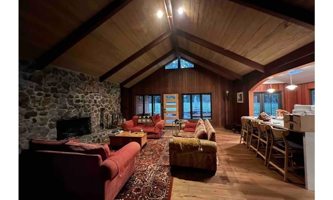 Mendocino Cabina | Lodge in the Redwoods with free EV Charging