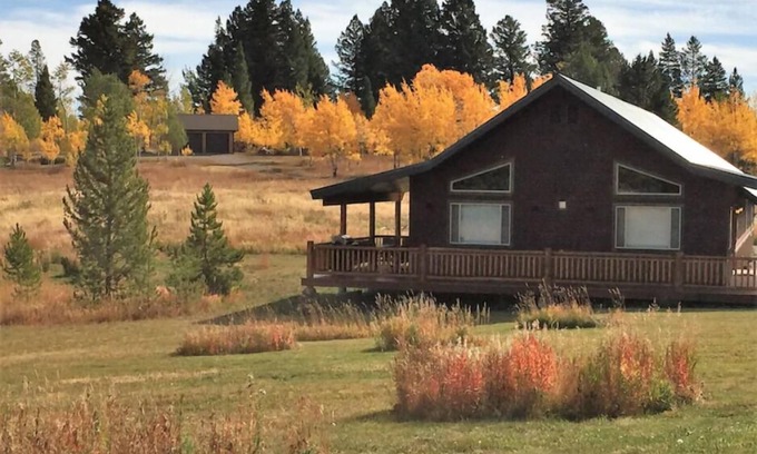 Lazy Acres Cabina | Lodge just 7 miles to Yellowstone National Park. SAUNA!- Fox Den Lodge (bathroom in every bedroom)