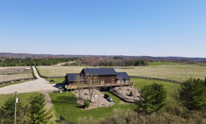 New Plymouth Cabina | Lodge on 100 Secluded Acres in Hocking Hills