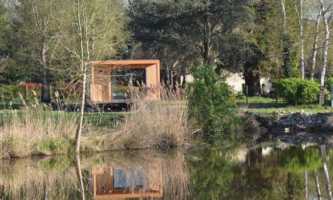 Nouan-sur-Loire Cabina | Lodge on the edge of a pond, at the gateway to Chambord and the Loire.
