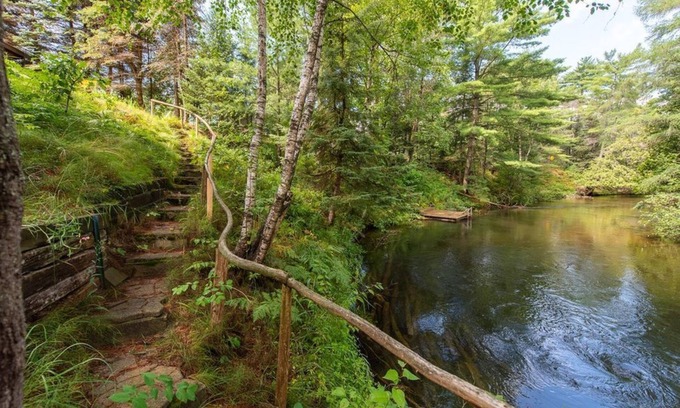 Grayling Cabina | Lodge on the Manistee: Sun-Drenched Days & Cool River Nights—Book Your Summer Escape