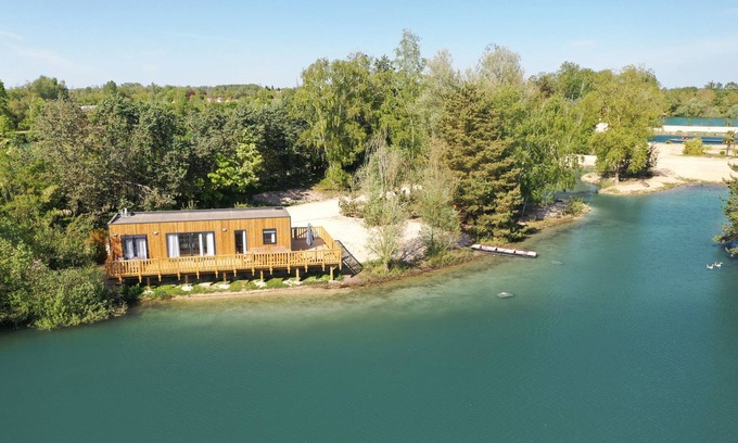 Gravon Casa | Lodge Reef - At the water's edge on the Atoll Pond