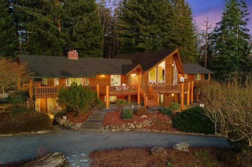 Sedro-Woolley Casa | Lodge-Style Retreat 10 Acres King Beds