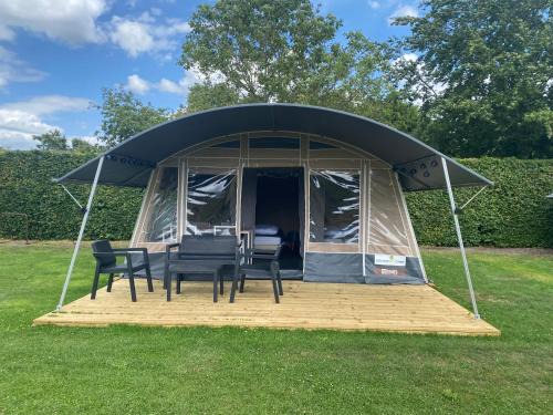 Nistelrode Otro | Lodge tent hondje met privé sanitair