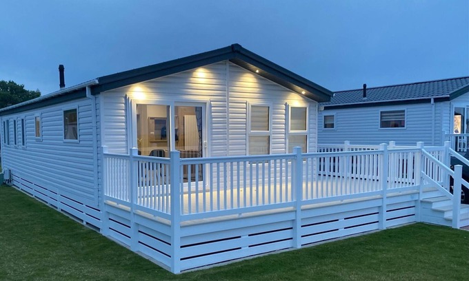 Woodhorn Cabina | Lodge with a Sea View and Private Parking, Full Bathroom and En Suite