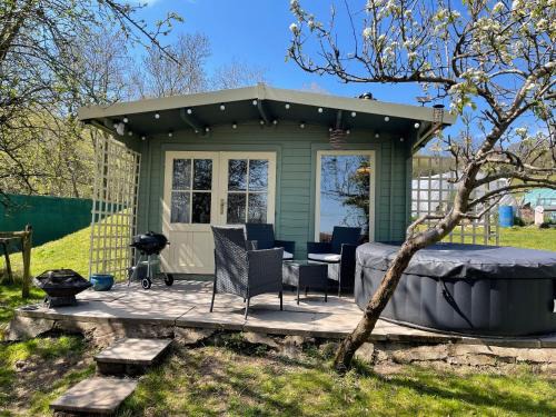 Talybont-on-Usk Casa | Lodge with HotTub-Garden-PetsOK-Bbq-MountainViews