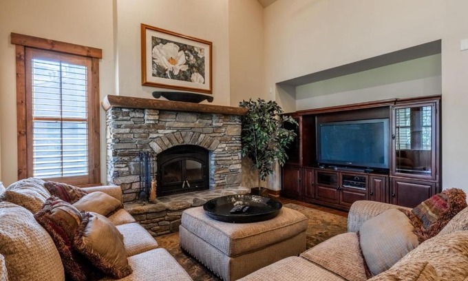 Mammoth Lakes Casa | Lodges 1112 - 3 Bed townhome with Loft