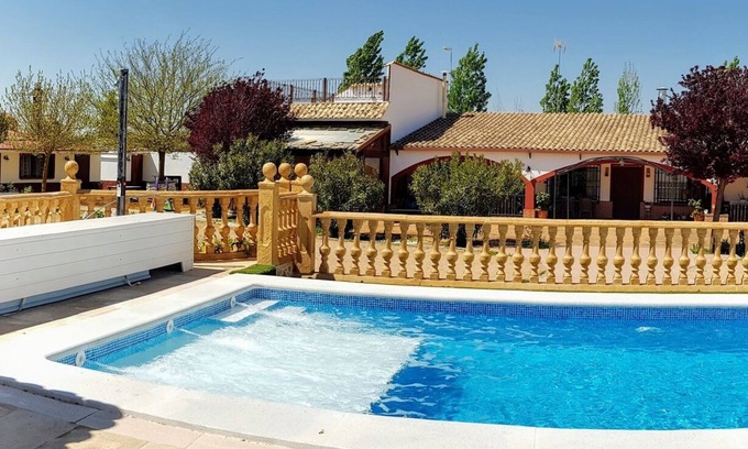 Pedro Muñoz Chalet De Esquí | Alojamiento ubicado en un entorno natural y tranquilo.