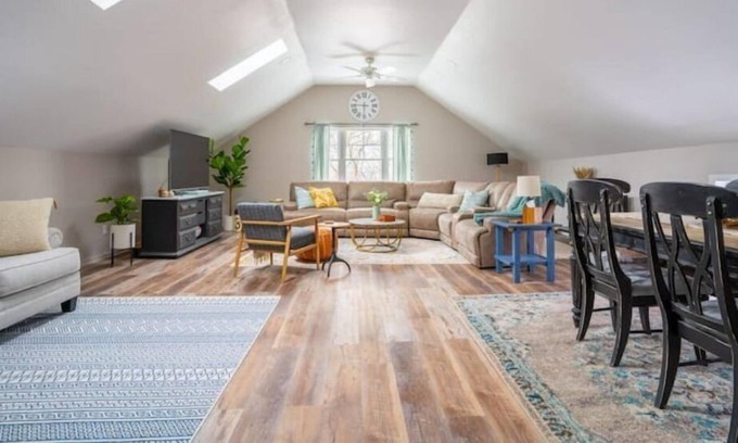 Whitehall Apartamento | Loft Apartment in Downtown Whitehall