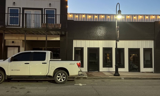 Oneonta Apartamento | Loft apartment in entertainment district of town for the family!