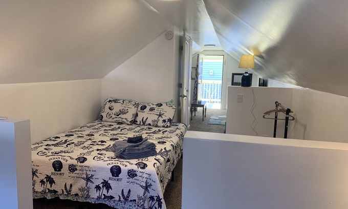 Cottage Line Apartamento | Loft at the Beach (1-Bedroom Apartment) - Pets Allowed by RedAwning