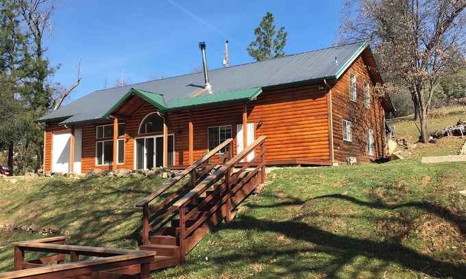 North Fork Casa | Loft Cabin con hermosa terraza cerca de Bass Lake