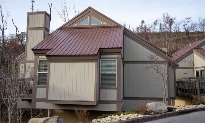 Gatlinburg Complejo | LOFT COTTAGES /AUTUMN . TREETOPS RESORT, GATLINBURG 3BDRM/3BATH FRIDAY CHECK IN