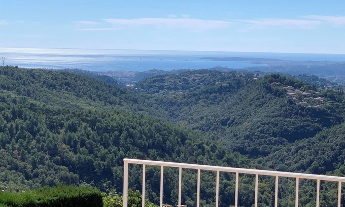 Saint-Jeannet Apartamento | loft in a provencal village with sauna spa fitness with view over the sea