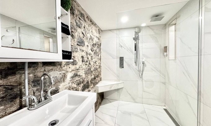 Boischatel Apartamento | Loft The Montcalm \ 2 min Falls \ Free Parking