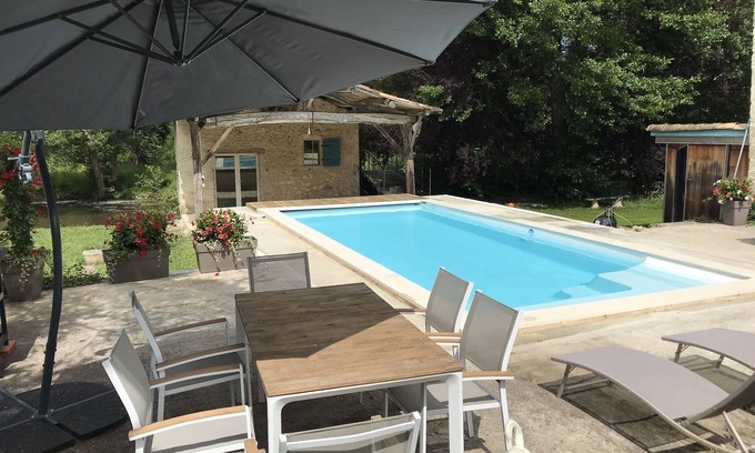 Saint-Pierre-du-Palais Cabaña | Loft con jacuzzi y sauna en la orilla del río ...