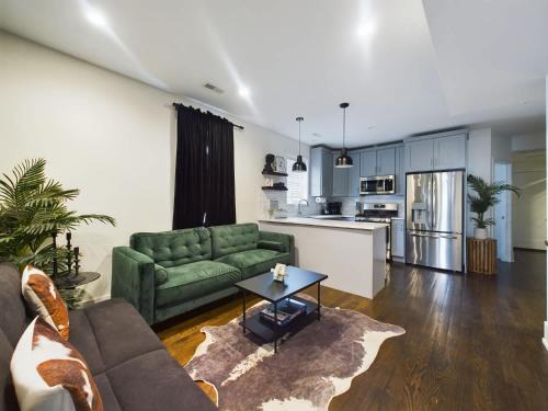 West Town Casa | Loft with Chefs Kitchen a Balcony and Onsite Parking