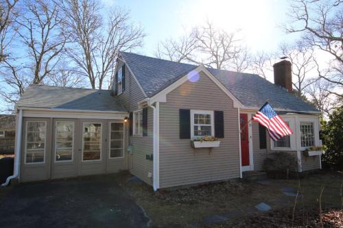 South Yarmouth Casa | Lofted Cape Cottage by Leavetown Vacations