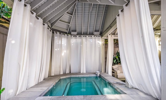 Irish Channel Apartamento | Lofted Downtown Gem W/ Shared hot tub, Steam Rooms, Sun Deck, & Tea Garden!