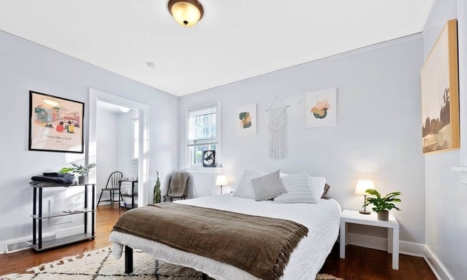 Congress Park Apartamento | Loftium | Bright Guest Suite In Congress Park!