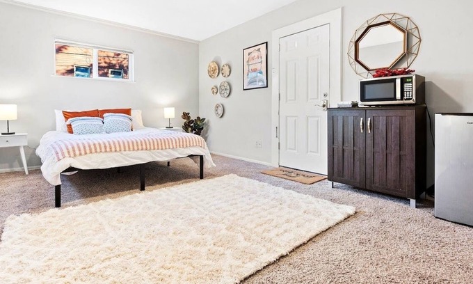 Baker Apartamento | Loftium | Bright Suite In the Heart of South Broadway!