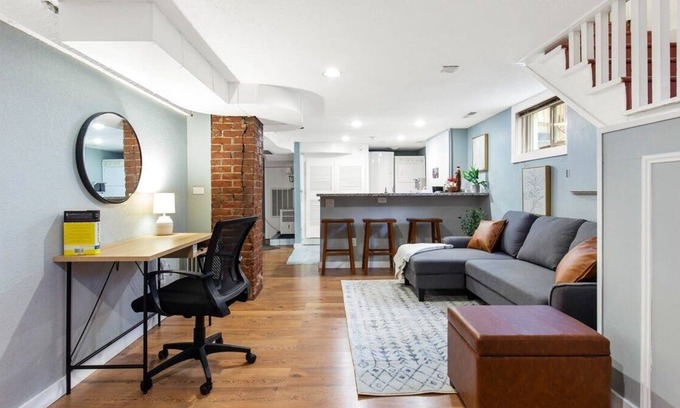 Hough Apartamento | Loftium | Vintage Suite with Modern Touches Throughout!