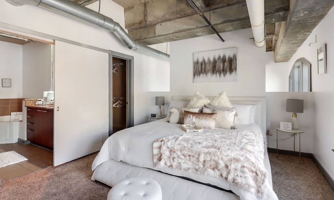 Loring Heights Apartamento | LOFTY CREM DE LA CREME SUITE