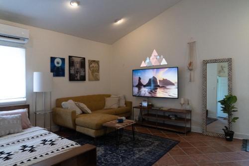 Pine Castle Casa | Lofty Dreams B&B, studio near Disney & Universal
