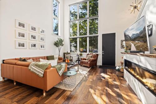 Downtown Casa | Lofty Pursuit - Downtown - Hot Tub - Momentary