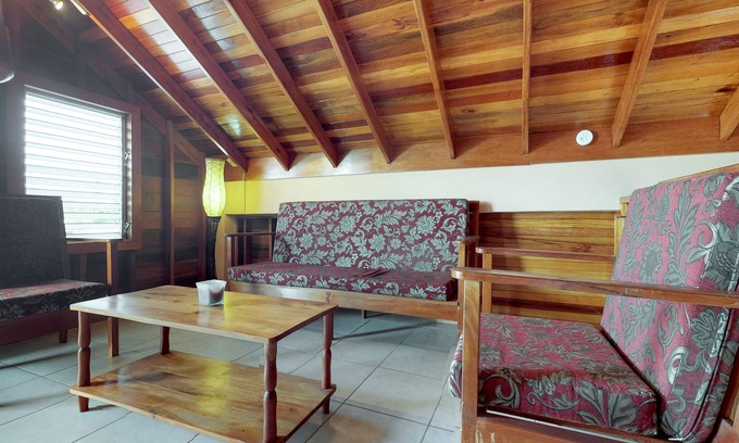 Cayo Corker Cabaña | ¡NUEVO LISTADO! Espacio alto con veranda privada y a 10 minutos a pie de la ciudad.