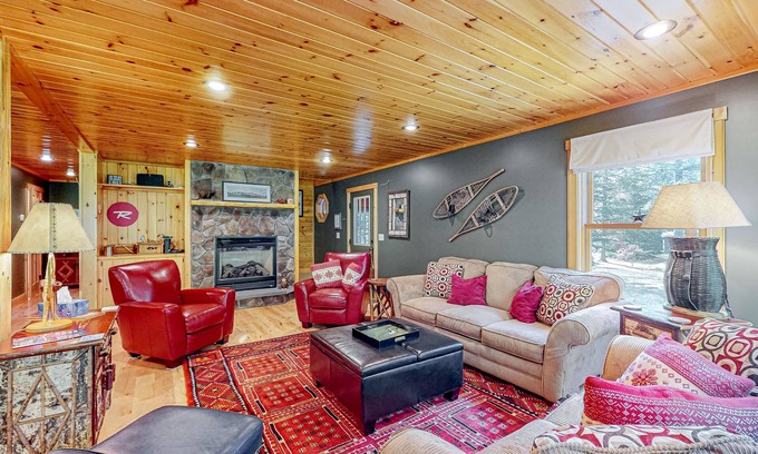 Sunday River Area Chalet De Esquí | Log cabin 1 mile from Sunday River with hot tub, fireplace & Ping-Pong