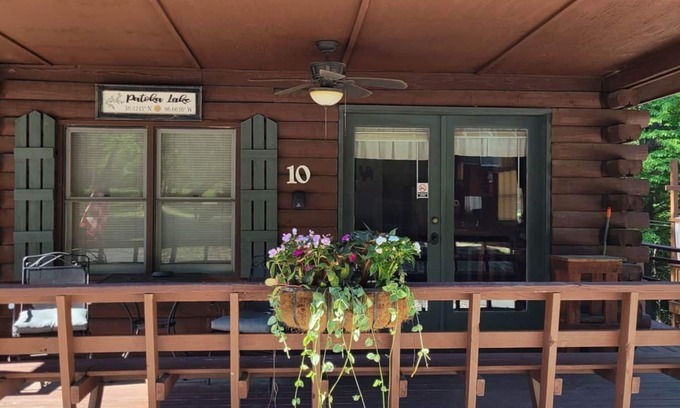 Schnellville Casa | Log Cabin 10 at Osborn Boat Ramp on Patoka Lake