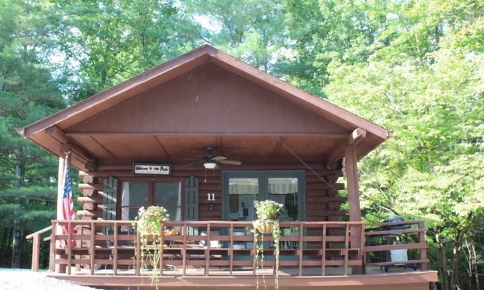 Schnellville Casa | Log Cabin 11 with Hot Tub at Osborn Boat Ramp on Patoka Lake