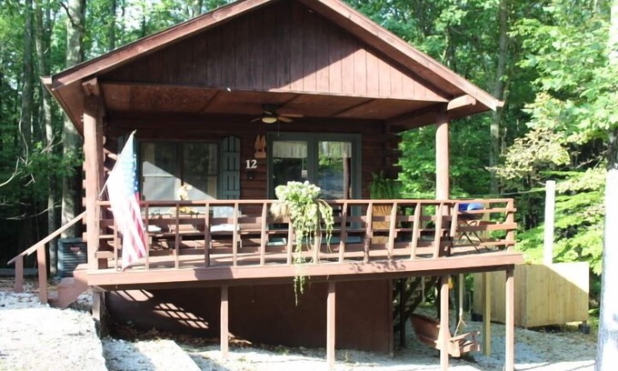 Schnellville Casa | Log Cabin 12 with Hot Tub at Osborn Boat Ramp on Patoka Lake